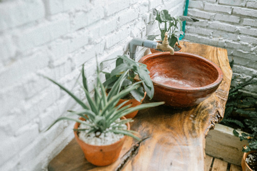 Vốn là người yêu thích phong cách dân gian Việt Nam, chủ homestay đã tự tay chọn lựa các vật dụng để trang trí nội thất cho không gian nhà ở. Từ chiếc giỏ tre ở phòng bếp, chiếc bàn ghế gỗ đơn giản ở phòng ngủ cho đến chiếc chậu rửa mặt nhỏ xinh ở phòng tắm. Peace Home hiện có 4 loại phòng cho bạn chọn lựa là phòng đôi, phòng đơn, phòng dorm và phòng trên tầng gác cao. Vốn là người yêu thích phong cách dân gian Việt Nam, chủ homestay đã tự tay chọn lựa các vật dụng để trang trí nội thất cho không gian nhà ở. Từ chiếc giỏ tre ở phòng bếp, chiếc bàn ghế gỗ đơn giản ở phòng ngủ cho đến chiếc chậu rửa mặt nhỏ xinh ở phòng tắm. Peace Home hiện có 4 loại phòng cho bạn chọn lựa là phòng đôi, phòng đơn, phòng dorm và phòng trên tầng gác cao.