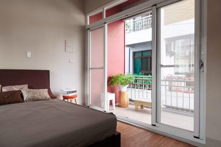 Tầng 2 là khu vực dành riêng cho việc nghỉ ngơi, phòng ngủ có ban công để chủ nhà có thể hít thở khí trời vào buổi sáng.