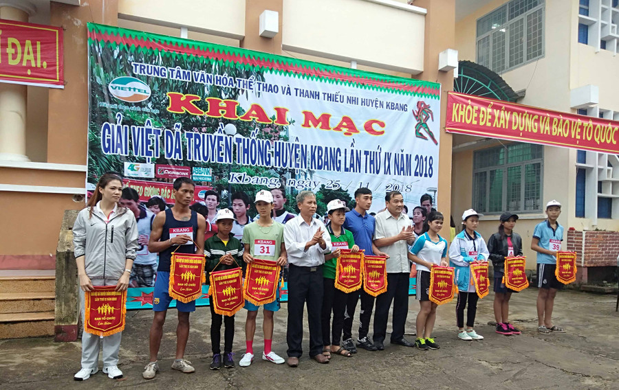 Ban tổ chức trao cờ lưu niệm cho các đơn vị. Ảnh: Hà Duyệt 