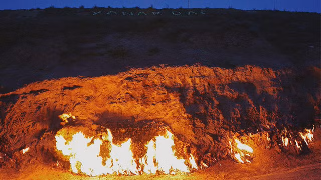 Yanar Dag: “ngọn núi đang cháy” - Ảnh: bookbaku Yanar Dag: “ngọn núi đang cháy” - Ảnh: bookbaku