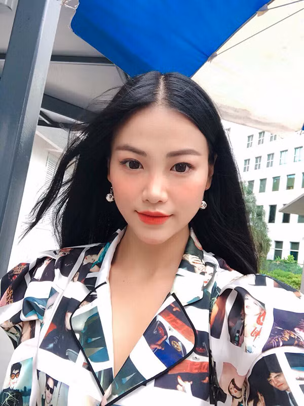  Trước khi trở thành tân hoa hậu trái đất, Phương Khánh từng tham gia một số dự án phim ảnh, tuy nhiên sau đó cô đi du học tại Singapore.