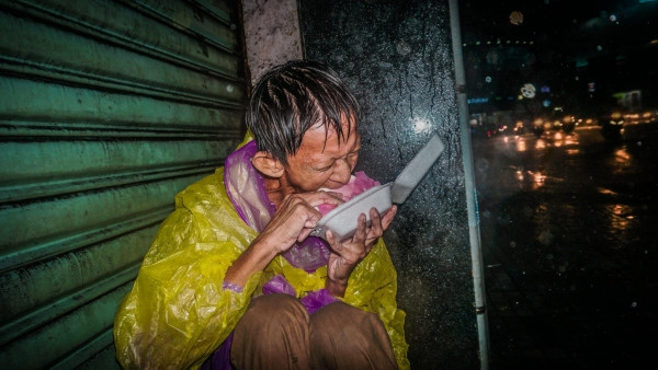 Khoảnh khắc người đàn ông vô gia cư co ro trong mưa gió lớn ở Sài Gòn gây xúc động. Ảnh: Huỳnh Quang Huy. Khoảnh khắc người đàn ông vô gia cư co ro trong mưa gió lớn ở Sài Gòn gây xúc động. Ảnh: Huỳnh Quang Huy.