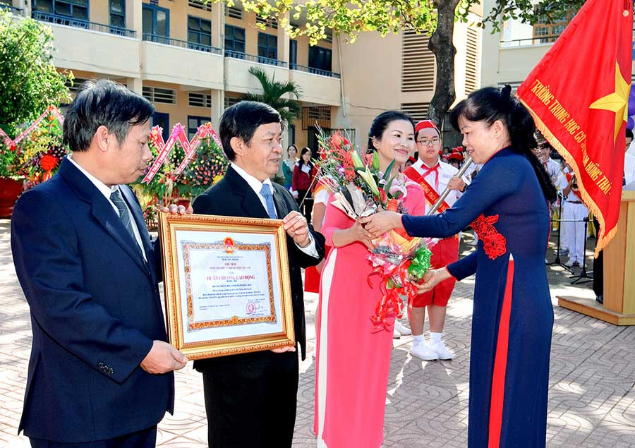  Lãnh đạo UBND TP. Pleiku trao danh hiệu khen thưởng cho nhà trường. Ảnh: T.N 