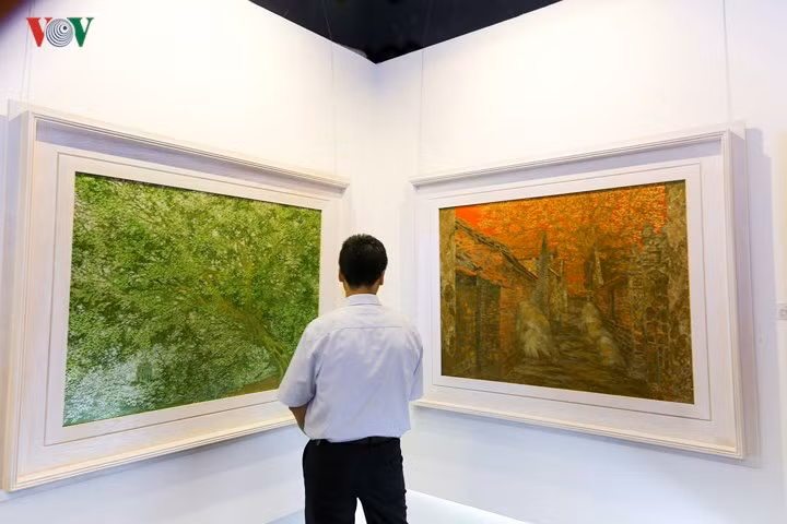  Người xem luôn cảm thấy bình yên, thong thả dạo chơi trong từng bức tranh và đâu đó một miền cổ tích tựa như những câu chuyện mẹ kể cũng hiện ra sau những làn sương mù mờ dại, những khóm lá rung rinh….