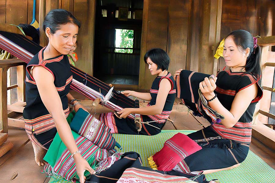 Nghề đan lát ở xã Ia Pết (huyện Đak Đoa) hiện đang gặp khó khi nguồn nguyên liệu ngày một khan hiếm. Ảnh: Phương Linh