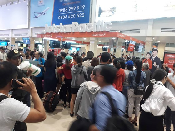  Hành khách bức xúc tại quầy check in của Jetstar Pacific