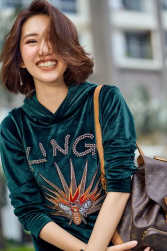 Thúy Ngân cho biết: "Mỗi khi xuống phố, Ngân thường thể hiện cách chọn lựa phụ kiện tinh tế để tạo nên tổng thể hài hòa cho từng bộ đồ". Thúy Ngân cho biết: