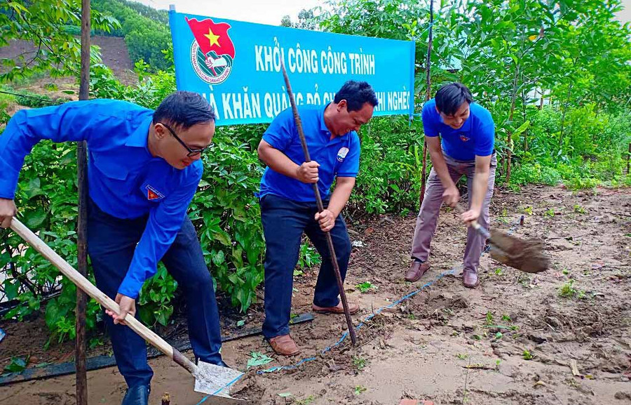 Khởi công nhà Khăn quàng đỏ cho em Đinh Thị Véc. Ảnh: Xuân Dũng