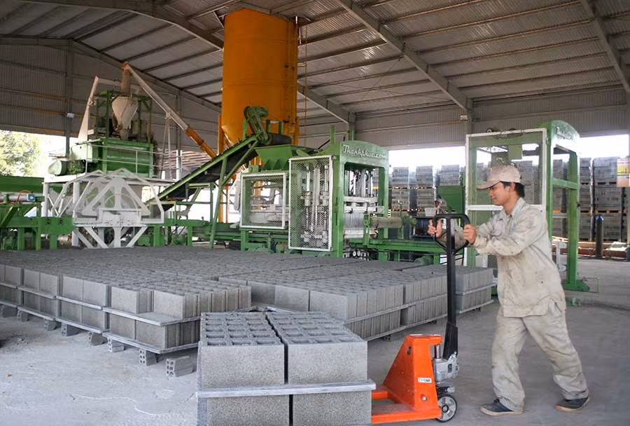  Sản xuất gạch không nung tại Nhà máy Tiến Minh Gia Lai. Ảnh: H.D