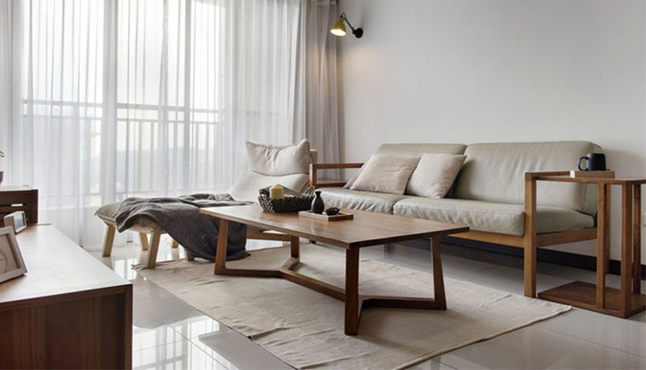  Bàn trà, ghế sofa bằng gỗ ấm áp đối lập với màn cửa trắng hiện đại tạo nên sự kết hợp hoàn hảo trong nội thất phòng khách. Ghế sofa thư giãn đặt cạnh cửa sổ mang lại giây phút xem phim, giải trí cuối tuần vui vẻ.
