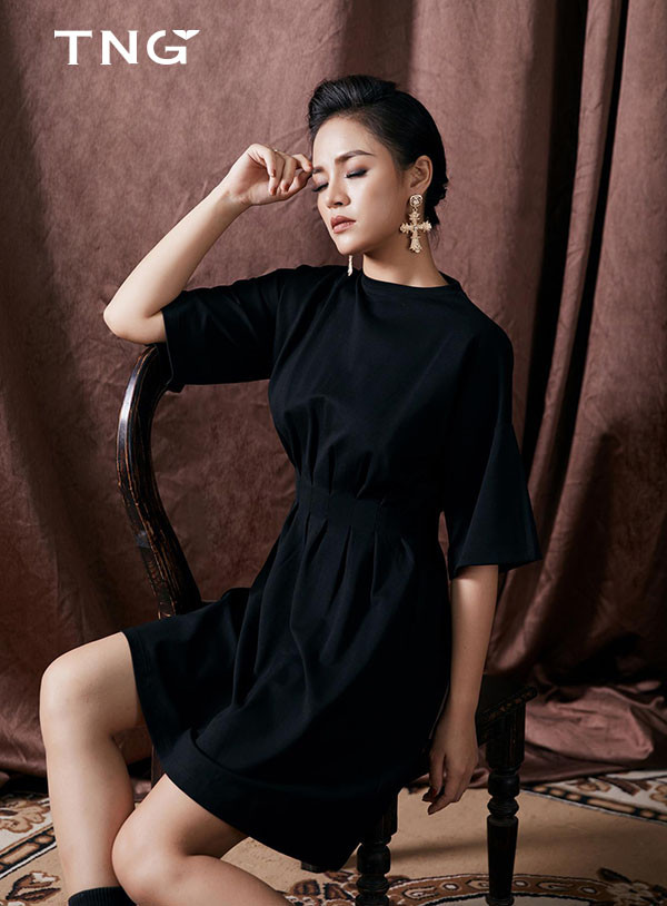 Chiếc đầm màu đen kín đáo với đường chun eo giúp bạn giấu những khuyết điểm vòng 2. Khi diện trang phục này, bạn nên dùng giày cao gót có họa tiết nổi bật để tôn dáng và tạo điểm nhấn. Tham khảo thêm các thiết kế khác tại showroom thời trang TNG trên toàn quốc Chiếc đầm màu đen kín đáo với đường chun eo giúp bạn giấu những khuyết điểm vòng 2. Khi diện trang phục này, bạn nên dùng giày cao gót có họa tiết nổi bật để tôn dáng và tạo điểm nhấn. Tham khảo thêm các thiết kế khác tại showroom thời trang TNG trên toàn quốc