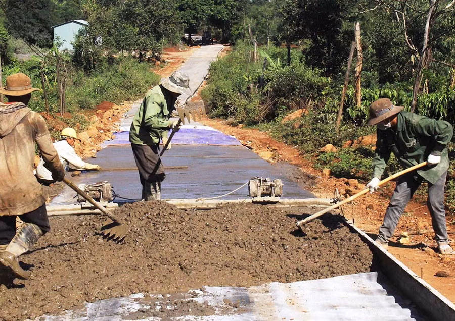  Làm đường giao thông nông thôn ở làng Thoong Nha (xã Bờ Ngoong, huyện Chư Sê). Ảnh: T.D