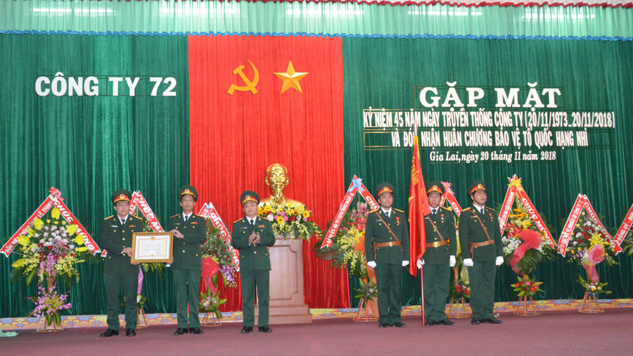 Lãnh đạo Công ty 72 đón nhận Huân chương Bảo vệ Tổ quốc hạng nhì. Ảnh: Vĩnh Hoành