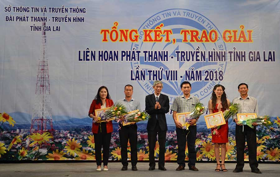  Ban tổ chức trao giấy chứng nhận cho các tác giả, nhóm tác giả có tác phẩm đạt giải nhất. Ảnh: Phương Vi