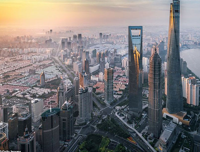 Quận Lujiazui của Thượng Hải được phân loại là khu tài chính của thành phố. Đó là nơi có Trung tâm Tài chính Thế giới Thượng Hải có hình dạng kỳ lạ (tòa nhà cao thứ hai trong ảnh này), được so sánh với hình dạng của một cái mở chai.