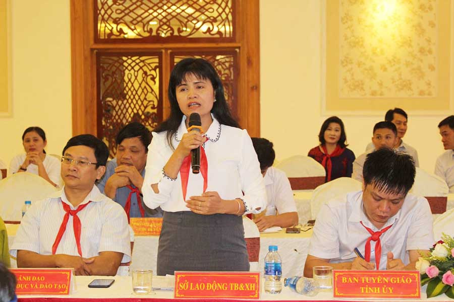  Bà Rcom Sa Duyên-Phó Giám đốc Sở Lao động-Thương binh và Xã hội trả lời câu hỏi của các em học sinh. Ảnh: P.L