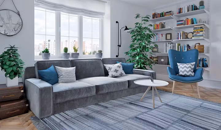  Ánh sáng, ghế sofa màu xám, thảm trải sàn tạo sự tiếp nối liền mạch khiến phòng khách trở nên hợp lý. Sách bố trí theo chuyên đề sắp xếp gọn gàng trên giá rất thuận tiện.