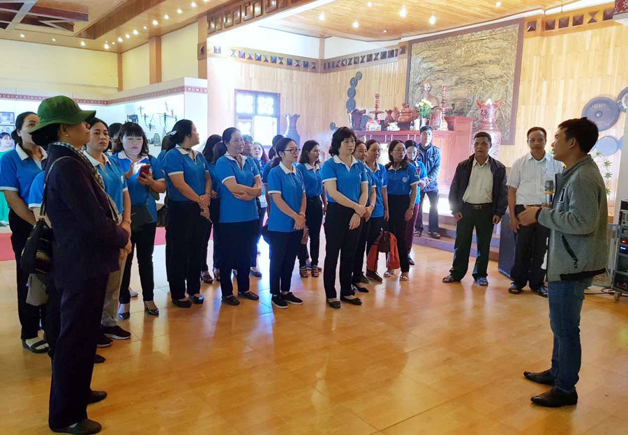 Thăm Nhà lưu niệm Anh hùng Nup. Ảnh: Hoàng Ngọc 