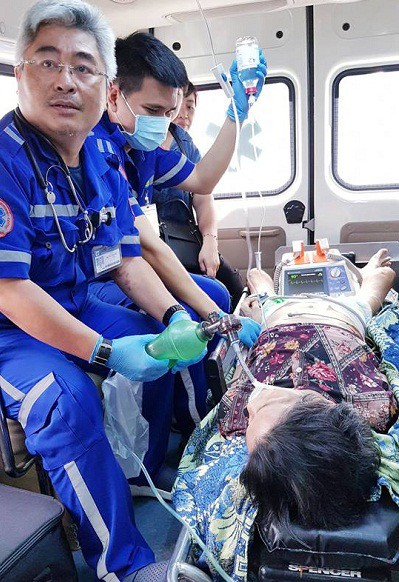  Bác sĩ Huỳnh Bá Tản Tản đang cấp cứu bệnh nhân