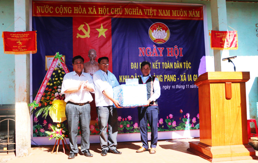 Phó Chủ tịch UBND tỉnh Kpă Thuyên tặng quà cho người dân làng Pang. Ảnh: Q.T