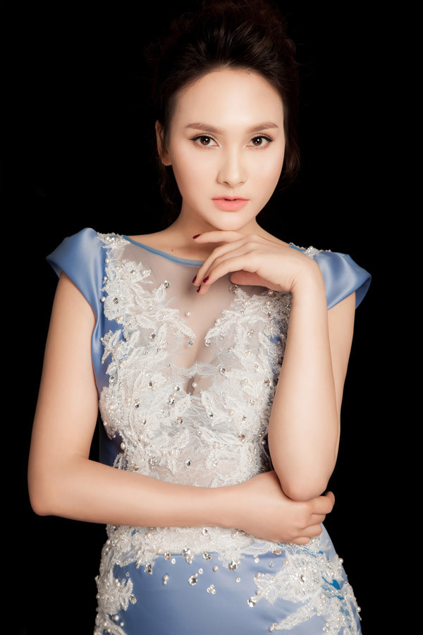 Mặc dù ít làm mẫu ảnh, Bảo Thanh vẫn có thần thái tốt, thể hiện vẻ sang trọng, kiêu sa khi khoác lên người những bộ dạ hội cầu kỳ. Mặc dù ít làm mẫu ảnh, Bảo Thanh vẫn có thần thái tốt, thể hiện vẻ sang trọng, kiêu sa khi khoác lên người những bộ dạ hội cầu kỳ.