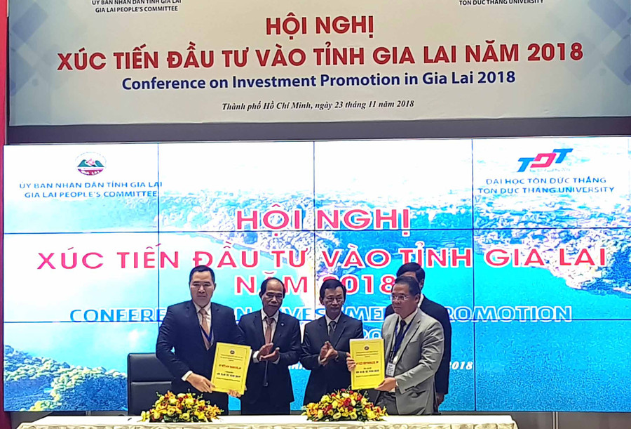 Trao Chứng nhận đầu tư cho Công ty TNHH MTV Saphia Gia Lai. Ảnh: Hà Duy