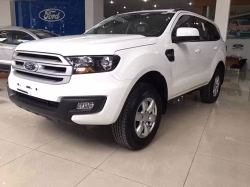  Ford Everest Ambiente cạnh tranh trực tiếp với Toyota Fortuner máy dầu 2.4L