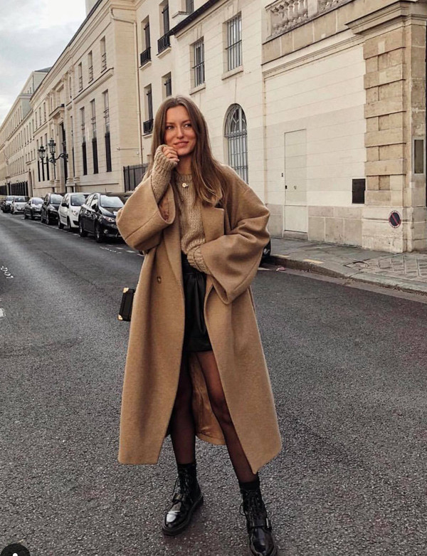 Dù được kết hợp với quần jeans hay chân váy thì các mẫu áo khoác dáng dài vẫn mang đến tổng thể hài hòa.