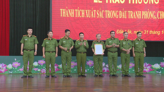 Công an tỉnh Đắk Lắk khen thưởng đột xuất tổ công tác bắt vụ vận chuyển ma túy Công an tỉnh Đắk Lắk khen thưởng đột xuất tổ công tác bắt vụ vận chuyển ma túy