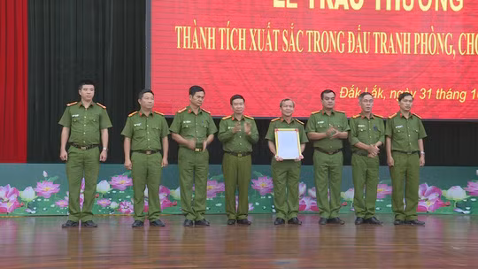 Công an tỉnh Đắk Lắk khen thưởng đột xuất tổ công tác bắt vụ vận chuyển ma túy