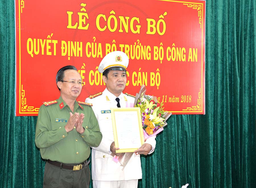  Đại tá Nguyễn Văn Phương-Phó Cục trưởng Cục Tổ chức Cán bộ (Bộ Công an) trao quyết định của Bộ trưởng Bộ Công an cho Đại tá Lê Văn Hà. Ảnh: H.T