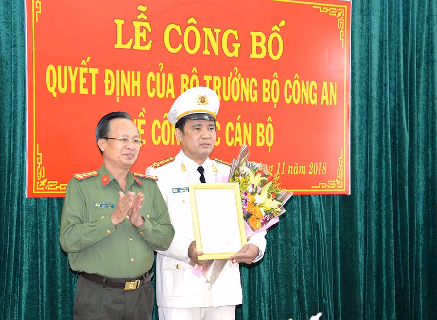  Đại tá Nguyễn Văn Phương-Phó Cục trưởng Cục Tổ chức Cán bộ (Bộ Công an) trao quyết định của Bộ trưởng Bộ Công an cho Đại tá Lê Văn Hà. Ảnh: H.T