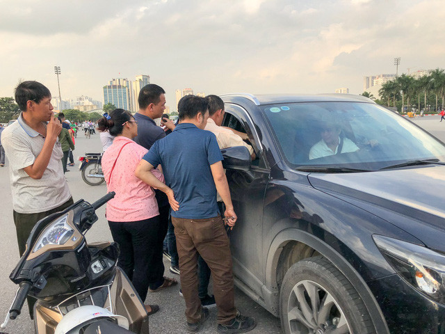 Mỗi khi có ô tô dừng có nhu cầu mua vé, nhiều cò vé áp sát để mời chào.