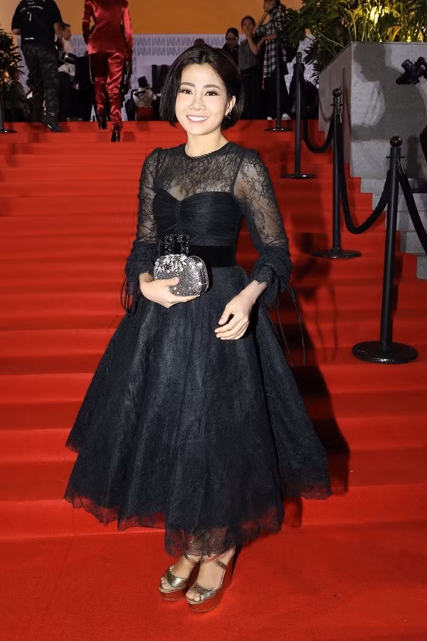  Mai Phương xuất hiện cũng gây bất ngờ cho khán giả. Nữ diễn viên với thần thái rạng rỡ, lạc quan mặc dù vẫn đang trong quá trình điều trị ung thư. 