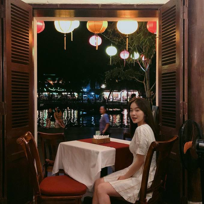  Hot girl sinh năm 1993 tiết lộ cô luôn yêu thích không gian tại Hội An, dạo chơi trong phố cổ và ngồi thuyền thả hoa đăng trên sông Hoài.