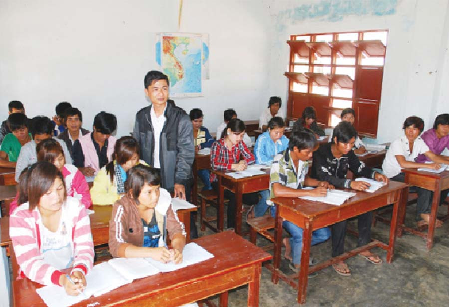 Một lớp học bổ túc văn hóa ở xã Ayun (huyện Chư Sê). Ảnh: internet  Một lớp học bổ túc văn hóa ở xã Ayun (huyện Chư Sê). Ảnh: internet