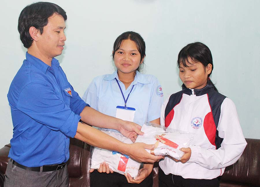 Bí thư Đoàn trường THPT Trường Chinh trao quà cho học sinh nghèo. Ảnh: N.G Bí thư Đoàn trường THPT Trường Chinh trao quà cho học sinh nghèo. Ảnh: N.G