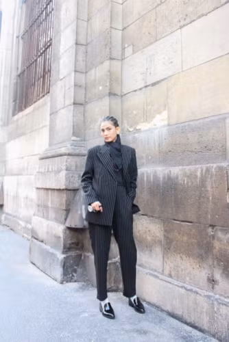 Luôn để lại dấu ấn nhờ phong cách thời trang ấn tượng, cô nàng thu hút sự chú ý trong thiết kế menswear cá tính. 