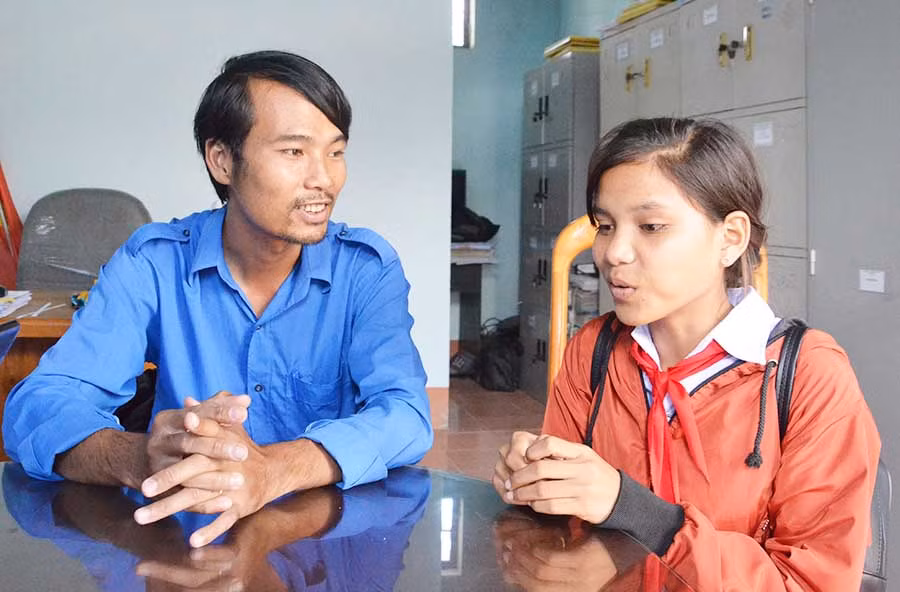  Thầy Hoàng Quốc Phong trò chuyện cùng học trò. Ảnh: P.L