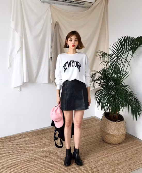 Nếu muốn thể hiện phong cách gợi cảm trong mùa thu đông thì các bạn gái có thể diện các mẫu chân váy da.