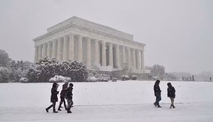  Washington D.C, Mỹ: Hình ảnh bên ngoài đài tưởng niệm Lincoln ở thủ đô của Mỹ hồi tháng 3, thời điểm khối không khí lạnh mang theo gió và tuyết thổi vào từ vùng Bờ Đông. Ảnh: Mandel Ngan/AFP.