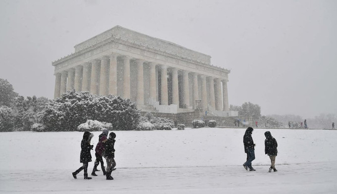  Washington D.C, Mỹ: Hình ảnh bên ngoài đài tưởng niệm Lincoln ở thủ đô của Mỹ hồi tháng 3, thời điểm khối không khí lạnh mang theo gió và tuyết thổi vào từ vùng Bờ Đông. Ảnh: Mandel Ngan/AFP.