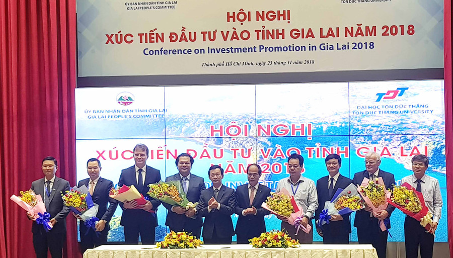 Lãnh đạo tỉnh tặng hoa cho các nhà đầu tư. Ảnh: Hà Duy