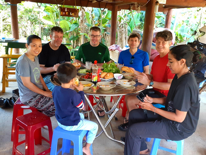 Xây dựng Sàn, Diện được gặp những người bạn khắp nơi trên thế giới Xây dựng Sàn, Diện được gặp những người bạn khắp nơi trên thế giới