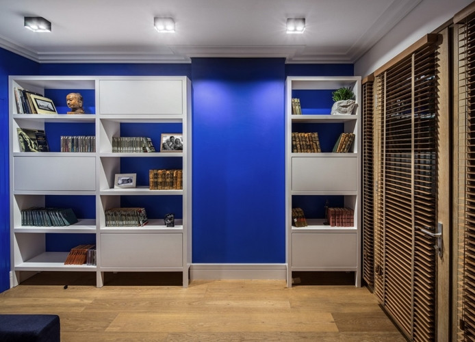 Sách bố trí ngăn nắp trên kệ và được trình bày theo chủ đề chứng tỏ chủ nhân là người rất cẩn thận, làm việc tỉ mỉ và có khoa học. Sách bố trí ngăn nắp trên kệ và được trình bày theo chủ đề chứng tỏ chủ nhân là người rất cẩn thận, làm việc tỉ mỉ và có khoa học.