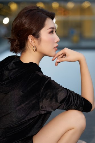 Phong cách thời trang, phụ kiện mỗi khi xuất hiện do chính cô lên ý tưởng, bàn bạc với các cộng sự để lựa chọn. Phong cách thời trang, phụ kiện mỗi khi xuất hiện do chính cô lên ý tưởng, bàn bạc với các cộng sự để lựa chọn.