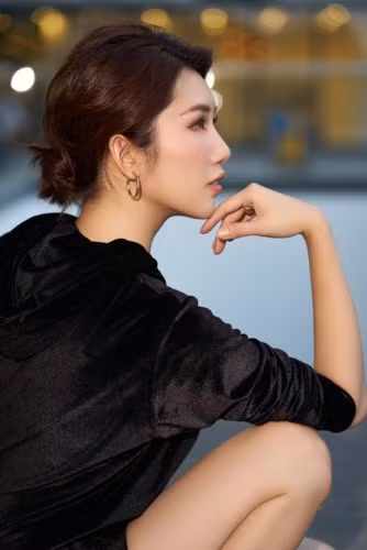 Phong cách thời trang, phụ kiện mỗi khi xuất hiện do chính cô lên ý tưởng, bàn bạc với các cộng sự để lựa chọn.