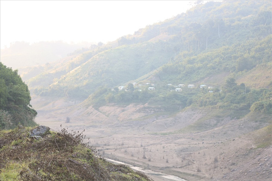 Cảnh sắc bên dòng sông A Vương mùa nước cạn. Ảnh: Đ.V