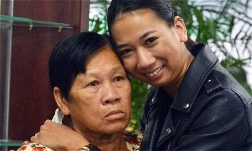 "Tôi chẳng nuôi, chăm sóc gì cho nó, vì thế, tôi chỉ mong nó khỏe mạnh, sống hạnh phúc", bà Chiểm nói. Còn Châu do chưa thạo tiếng Việt nên mới gặp bà Chiểm 2 lần. Ảnh. P.T.