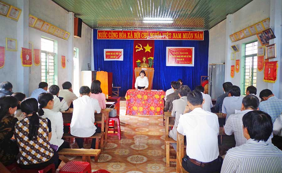 Một buổi sinh hoạt của chi bộ thôn 6 (xã Trà Đa, TP. Pleiku). Ảnh: H.P  Một buổi sinh hoạt của chi bộ thôn 6 (xã Trà Đa, TP. Pleiku). Ảnh: H.P